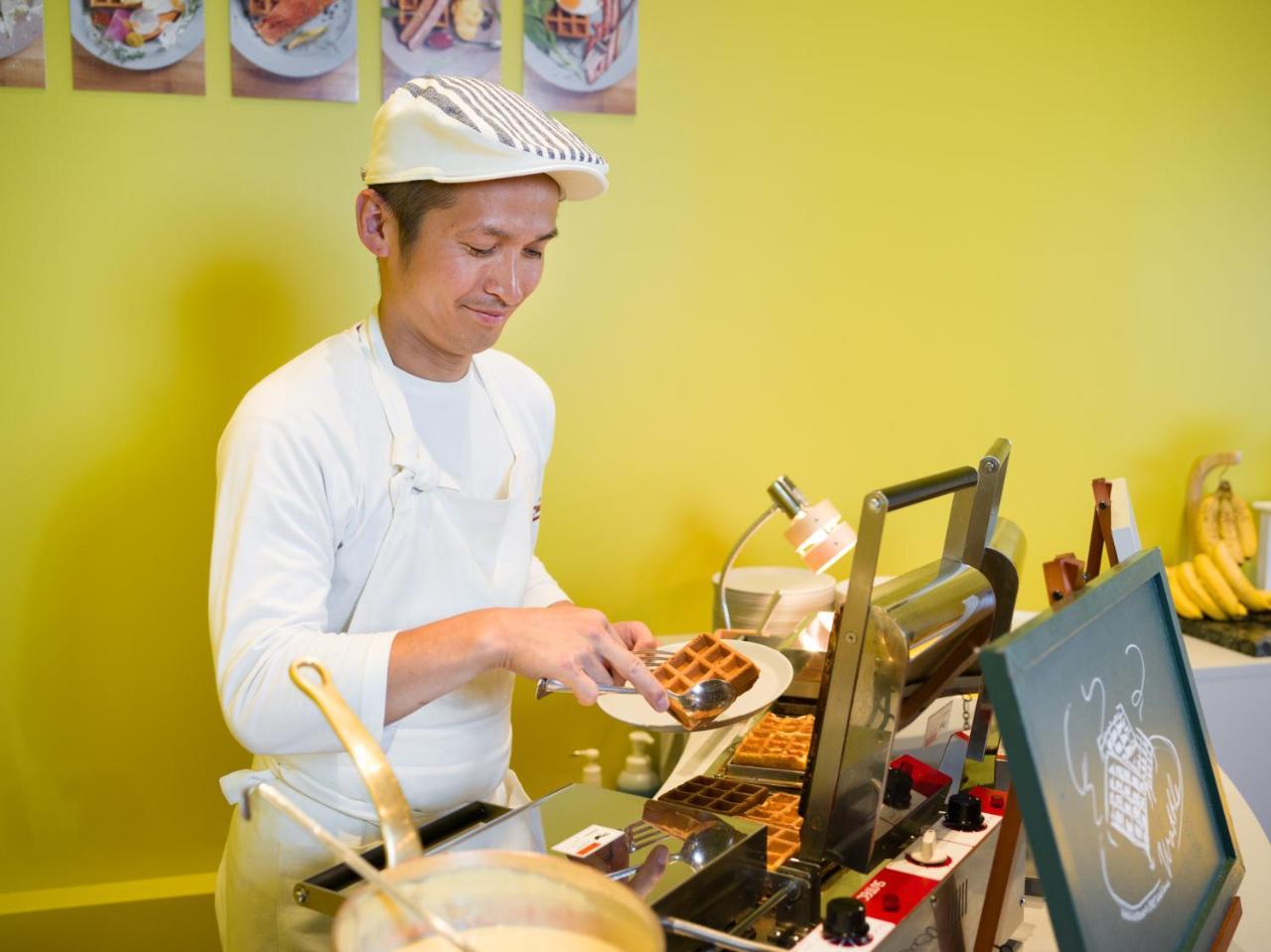 Omo7 Asahikawa By Hoshino Resorts Esterno foto A chef preparing Belgian waffles