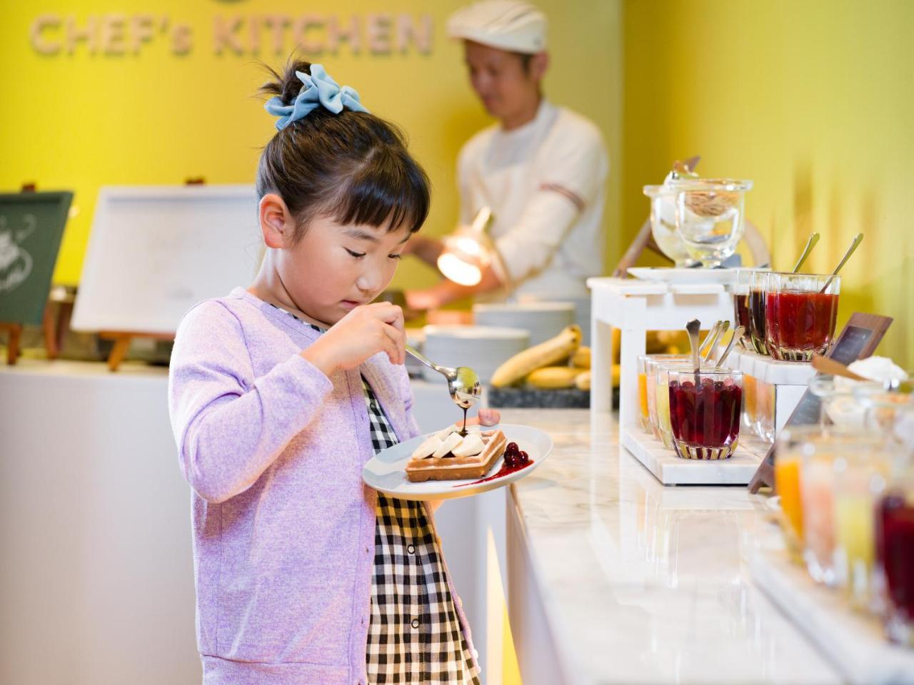 Omo7 Asahikawa By Hoshino Resorts Esterno foto A child eating dessert