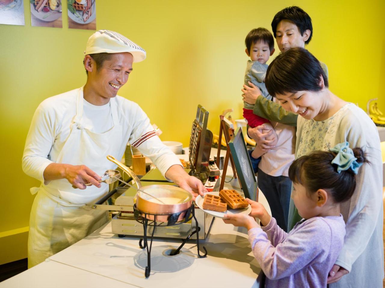 Omo7 Asahikawa By Hoshino Resorts Esterno foto A family at a buffet